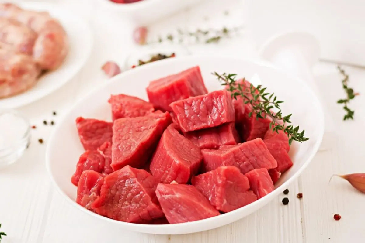 potongan daging sapi bentuk dadu di atas wadah